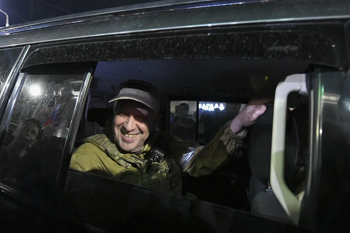 Евгений Пригожин покидает штаб Южного военного округа 24 июня 2023 года в Ростове-на-Дону, Россия. Фото: Stringer / Anadolu Agency / Getty Images