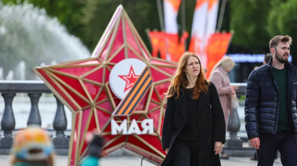 Люди проходят мимо декараций, установленных в преддверии Дня Победы, Москва, 5 мая 2025 года. Фото: Юрий Кочетков / EPA