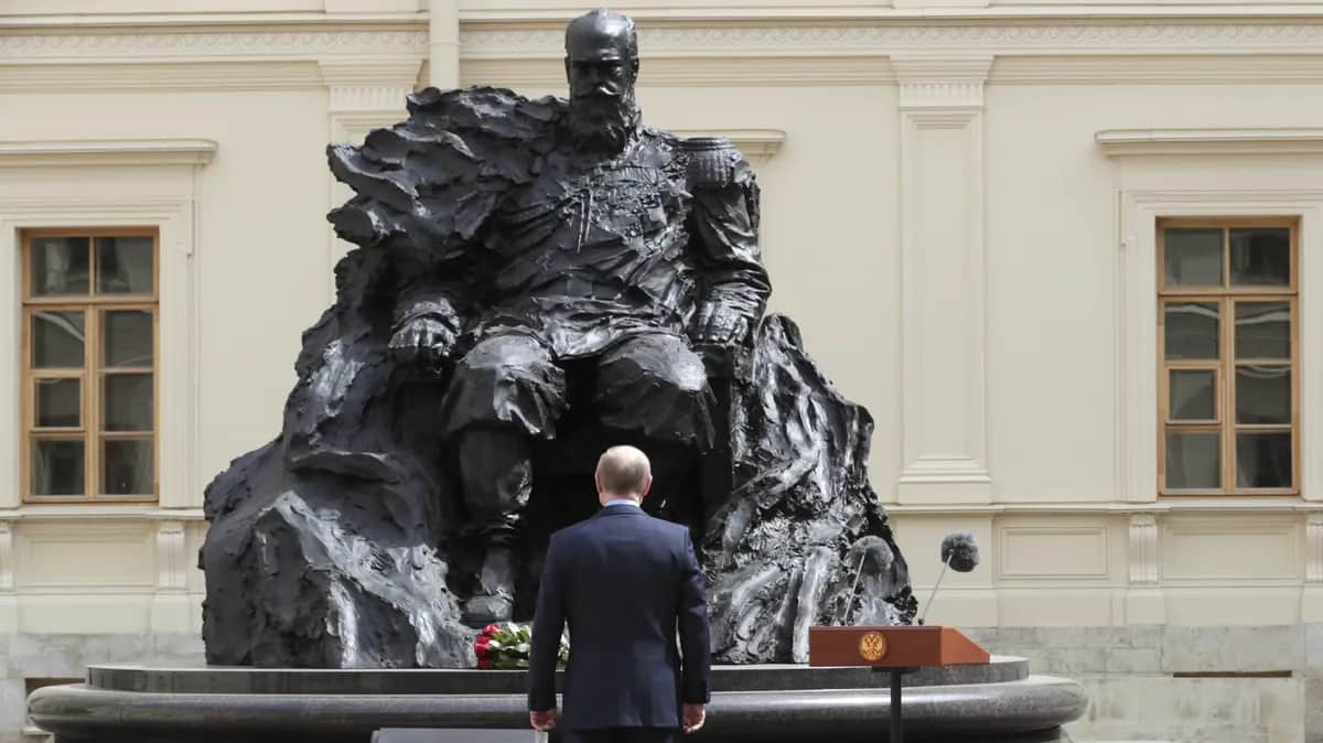 Russian President Vladimir Putin attends a ceremony to unveil a monument to Emperor Alexander III of Russia, June 2021. Photo: EPA-EFE/MIKHAIL METZEL / SPUTNIK / KREMLIN POOL