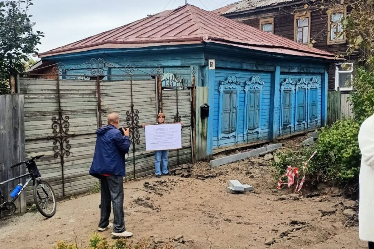 Мария Бокова с пикетом у своего дома. Фото предоставлено местным жителем для «Ветра»