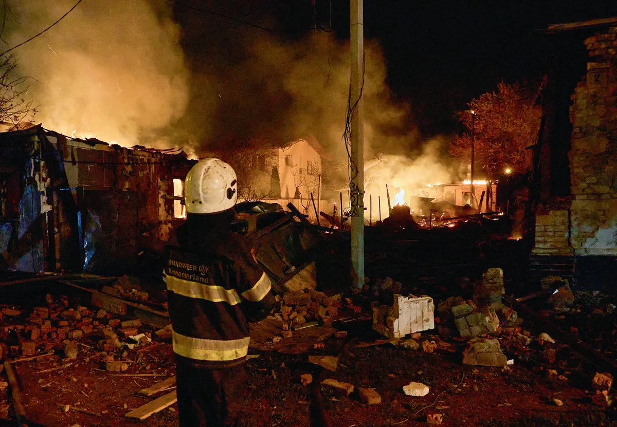 Ukrainian rescue workers at the site of a drone strike in Kharkiv, Ukraine, 29 April 2025. Photo: EPA-EFE/SERGEY KOZLOV