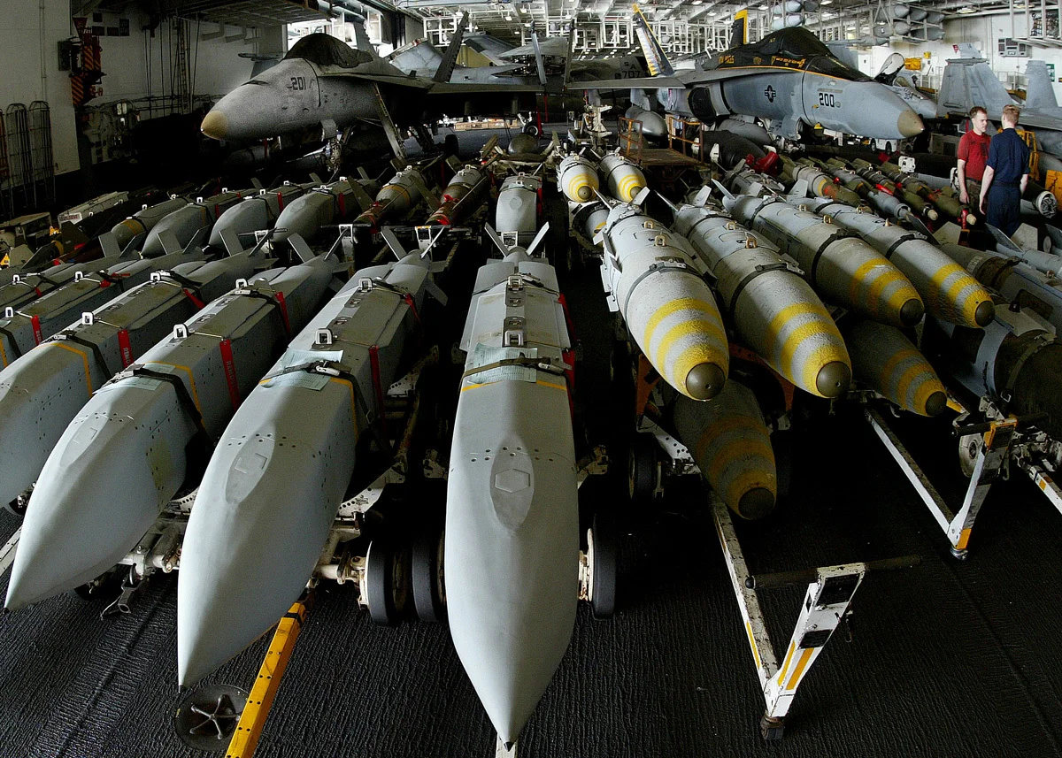Американские авиационные бомбы с JDAM авианосца USS Kitty Hawk в северной части Персидского залива, 9 апреля 2003 года. Фото: Yves Herman / Reuters / Scanpix / LETA