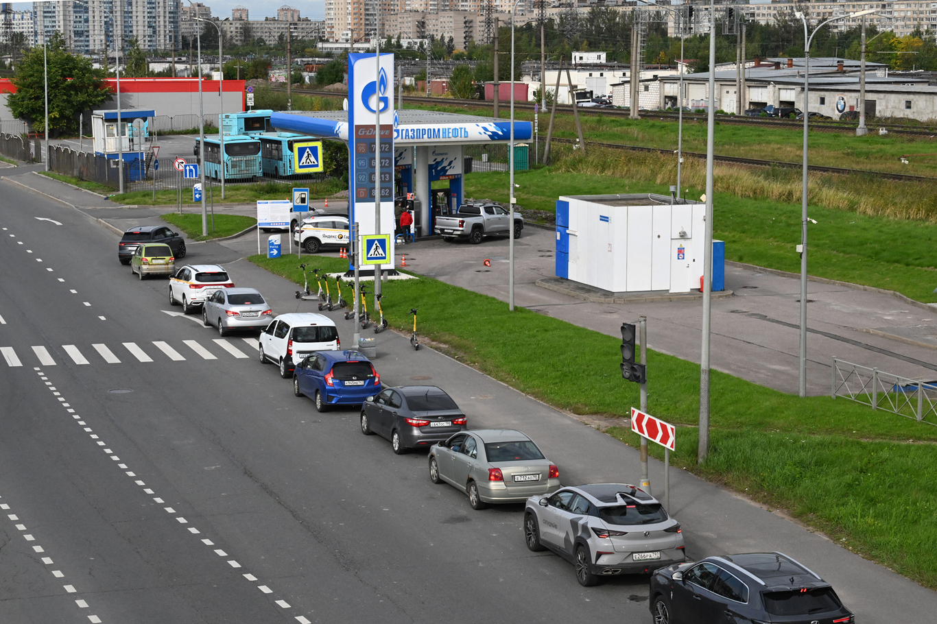 Вид на очередь из автомобилей у АЗС. Санкт-Петербург. 15 сентября 2026 года. Фото: Тимур Касумов / Anadolu / Abaca Press / ddp images / Vida Press