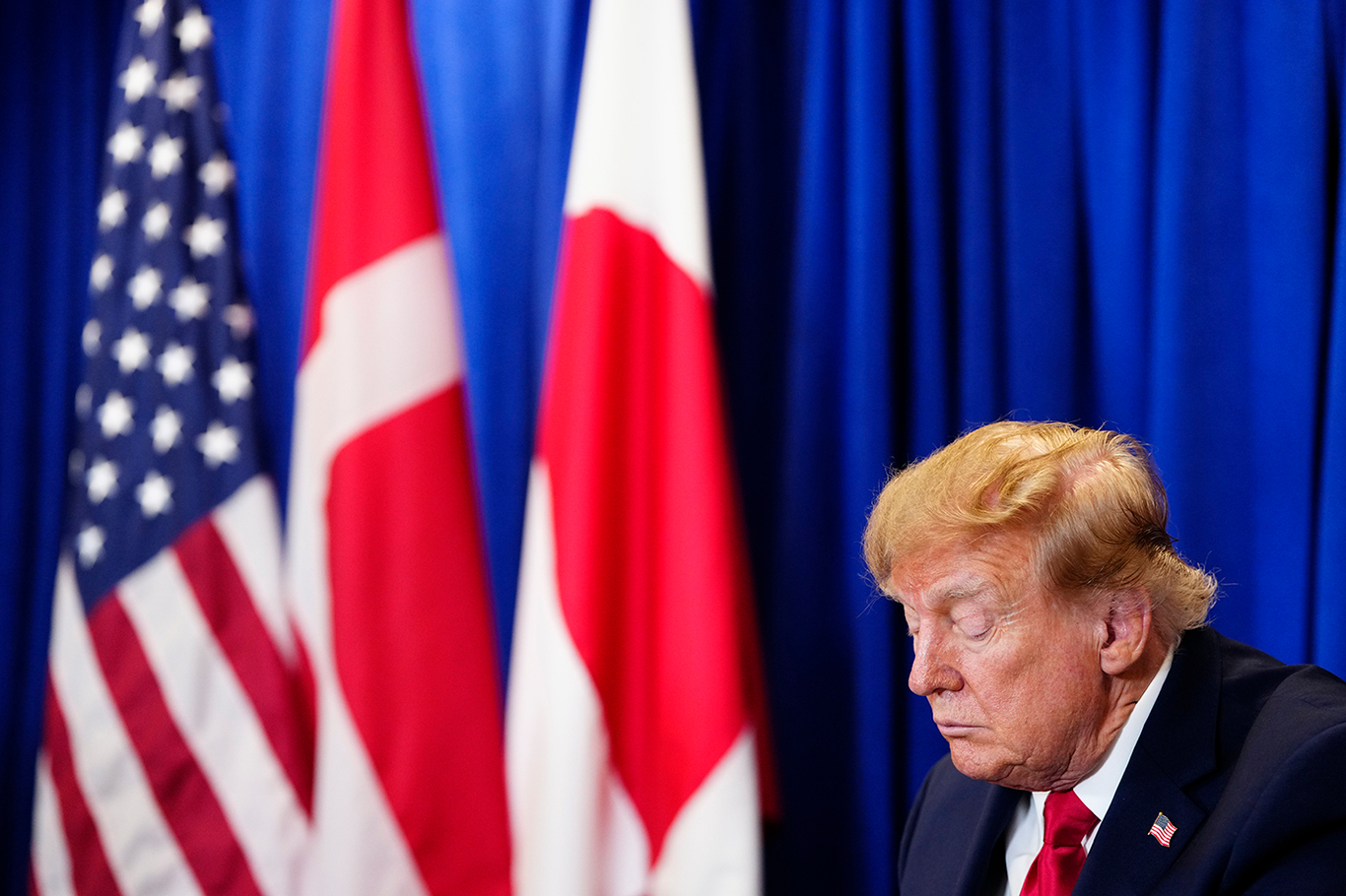 Президент США Дональд Трамп во время подписания трехстороннего соглашения о безопасности в Арктике между Соединенными Штатами, Данией и Гренландией в штаб-квартире ООН. Нью-Йорк, США, 22 сентября 2026 года. Фото: Sarah Yenesel / EPA