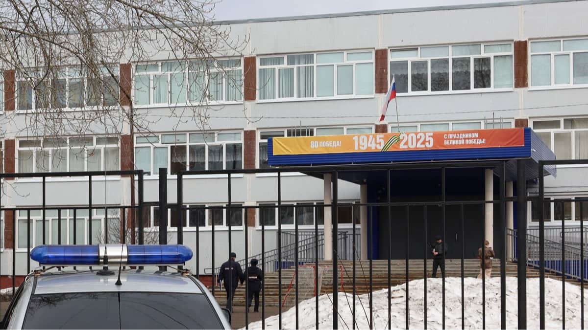 Полицейский автомобиль у школы в Добрянке Пермского края, где ученик девятого класса смертельно ранил ножом учителя, 7 апреля 2026 года. Фото: Елена Майорова / Спутник / Imago Images / Scanpix / LETA