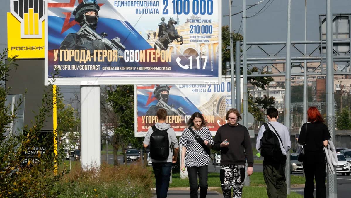 Билборд с рекламой воинской службы по контракту в Санкт-Петербурге, 13 сентября 2024 года. Фото: Анатолий Мальцев / EPA-EFE