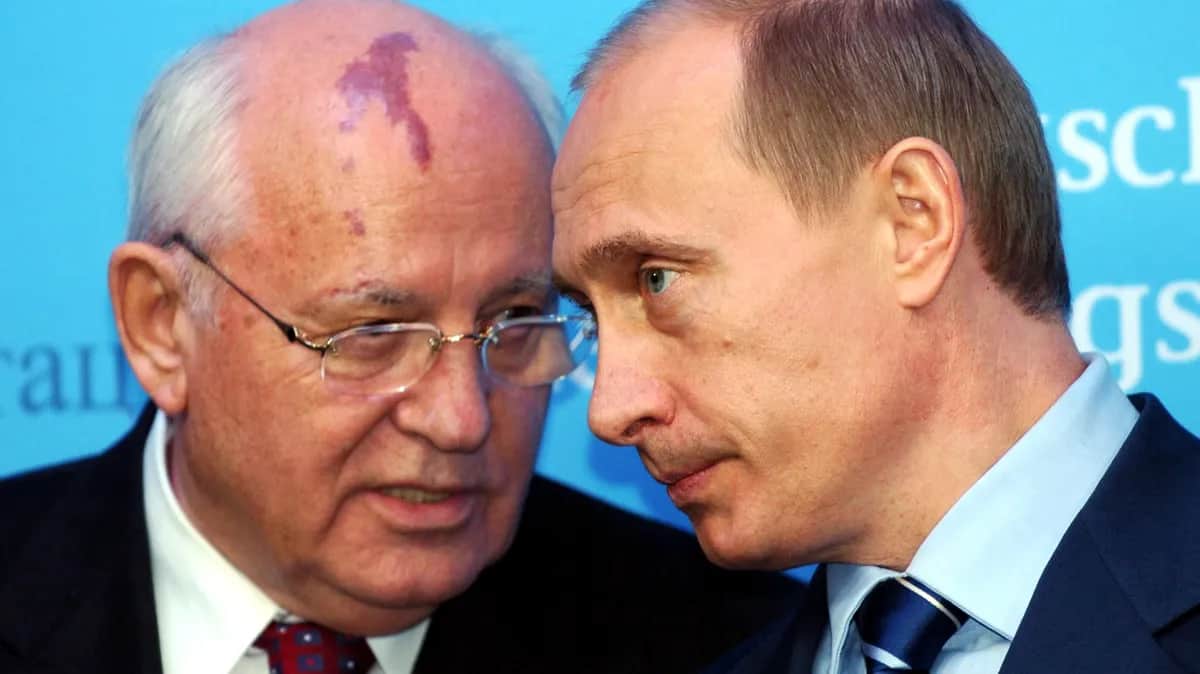 Михаил Горбачев и Владимир Путин на пресс-конференции в замке Готторф. Германия, 2004 год. Фото: Carsten Rehder / picture alliance / Getty Images