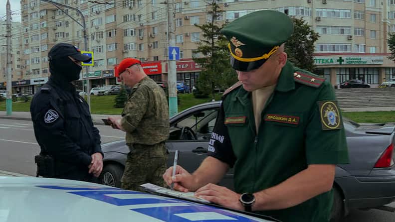 Members of the Russian security forces stop drivers to check their documentation. Photo: Rosgvardia