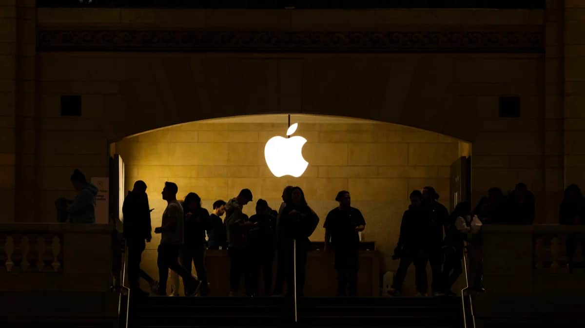 Логотип Apple в фирменном магазине в Нью-Йорке, США, 4 марта 2024 года. Фото: Justin Lane / EPA