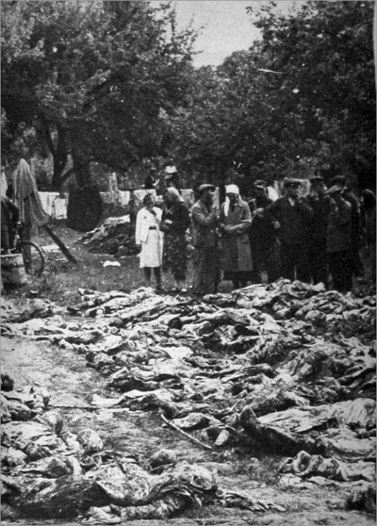 Опознание трупов в Виннице. Фото: <a href="https://web.archive.org/web/20150527144712/http://odigitriya.com.ua/sites/default/files/images/03-vin-rep5-3.jpg">odigitriya.com.ua</a>