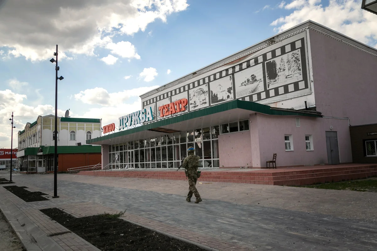 Украинский солдат около кинотеатра «Дружба» в Судже, Курская область, 16 августа 2024 года. Фото: Кирилл Чуботин / Укринформ / Sipa USA