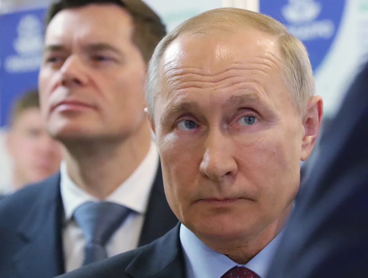 Severstal CEO Alexey Mordashov (L) stands behind Vladimir Putin during a visit to Cherepovets, 4 February 2020. Photo: EPA-EFE/ MICHAEL KLIMENTYEV / SPUTNIK / KREMLIN POOL 