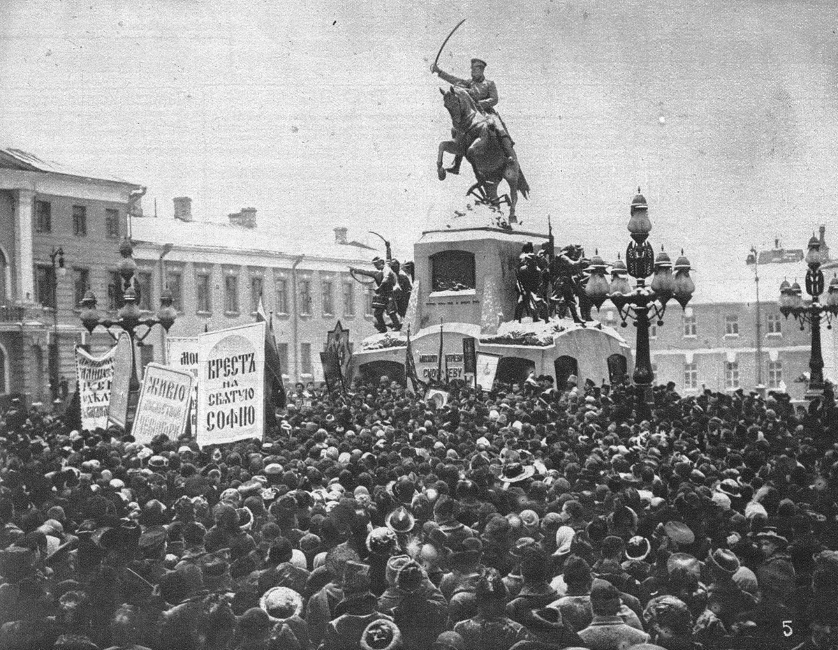 «Славянский день» в Москве, 1915 год. Фото: <a href="https://www.facebook.com/moscowsteps/photos/a.294194224043182/3543383165790922/?paipv=0&amp;eav=AfZONHu0b-7gBl1mq8KqX2BDcKXzT518fBWGJkHV_Pzrk8vyECwOyB7CIH-HinDGi0Q">Facebook</a>