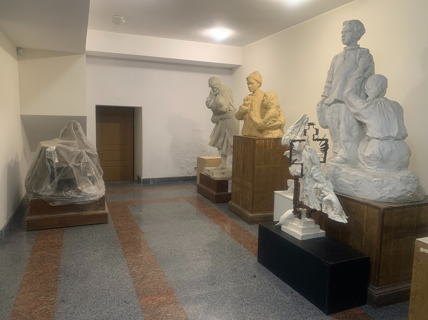 Часть экспонатов находится на минус первом этаже, в бомбоубежище. Фото: Ольга Мусафирова