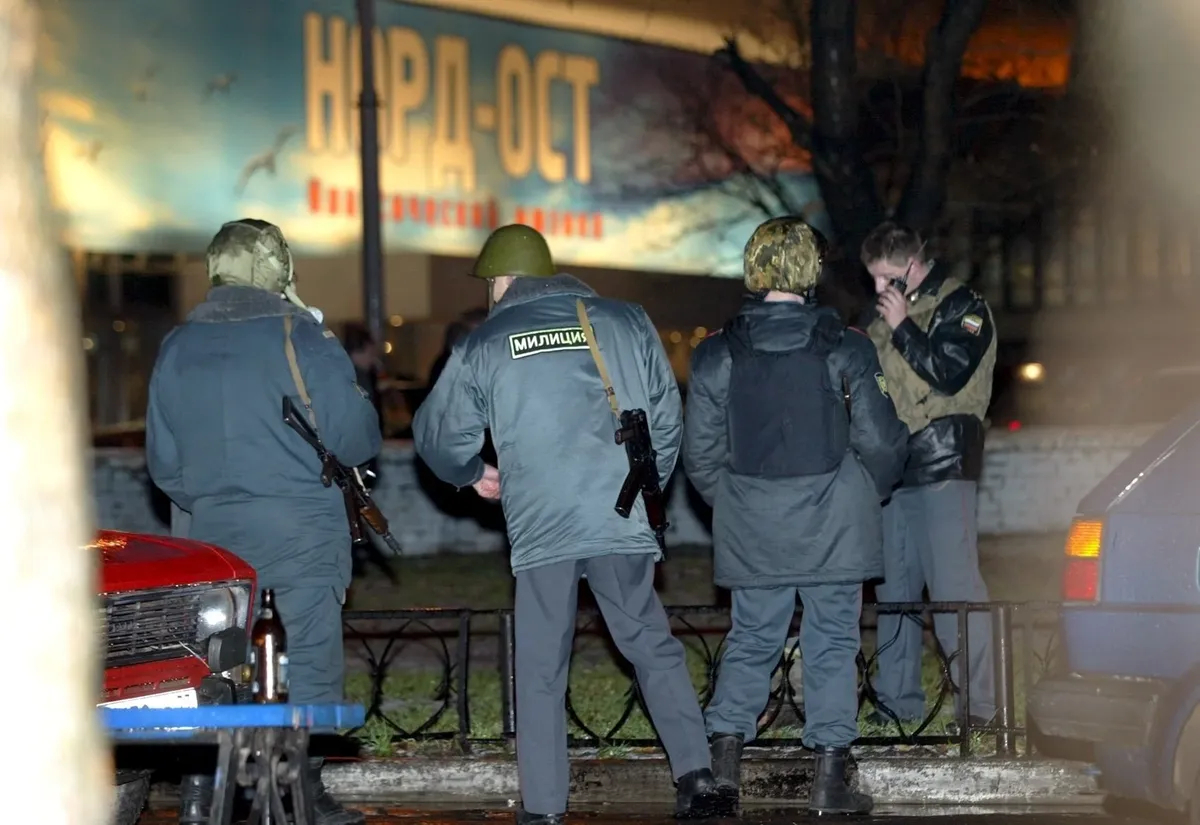 Российские милиционеры у здания театра на Дубровке в Москве, где во время показа мюзикла «Норд-Ост» вооруженные люди захватили в заложники 600-700 человек, 23 октября 2002 года. Фото: Сергей Чириков/EPA PHOTO