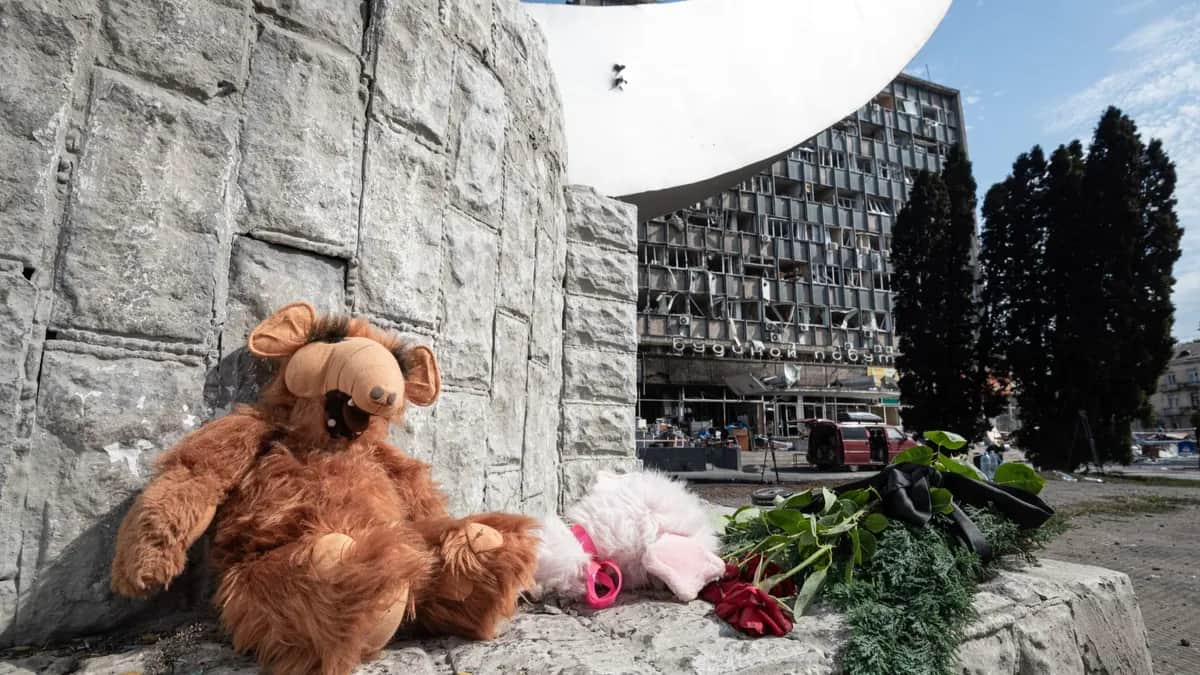 Стихийный мемориал возле поврежденного российским обстрелом здания в Виннице, 15 июля 2022 года. Фото: Alexey Furman / Getty Images