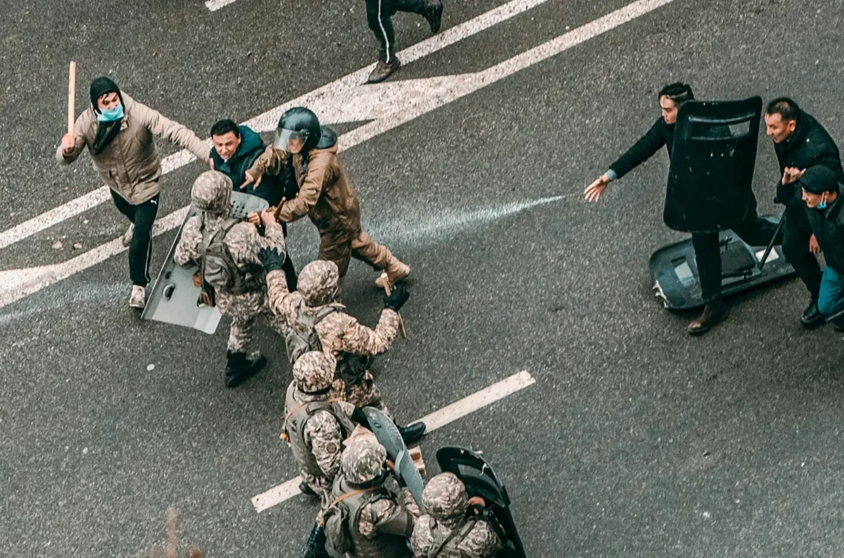Clashes between demonstrators and Kazakh police during a protest against rising energy prices in Almaty. 5 January 2022. Photo: EPA-EFE/ALEXANDER KUZNETSOV
