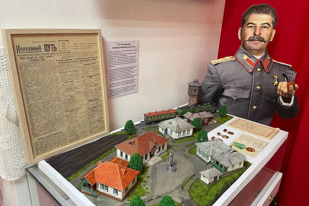 An exhibit dedicated to the first Virgin Lands campaign arrivals in the Altai region. Photo: <a href="https://vk.com/wall-223867967_111" rel="noopener noreferrer" title="https://vk.com/wall-223867967_111">Stalin Centre</a>/ VK