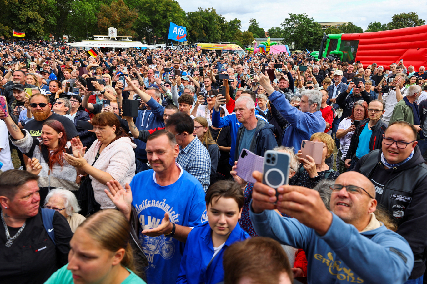 Участники предвыборного митинга партии «Альтернатива для Германии». Кведлинбург, Германия. 23 августа 2026 года. Фото: Fabrizio Bensch / Reuters / Scanpix / LETA