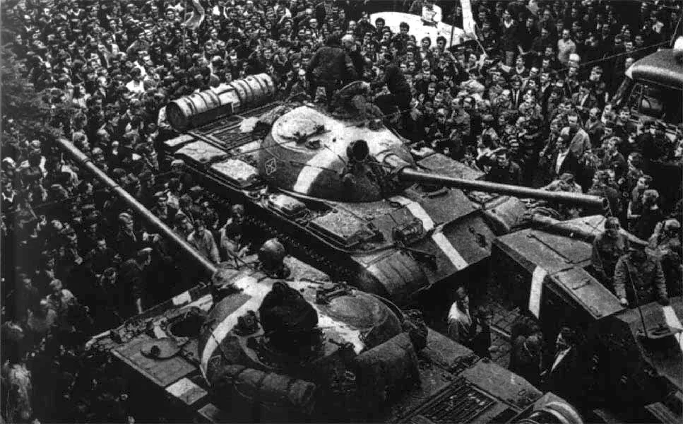 Советские танки Т-55 с «полосами вторжения» во время операции «Дунай», 1968 год. Фото: <a href="https://commons.wikimedia.org/w/index.php?curid=18375507">Wikimedia Commons</a>, CC BY-SA 3.0