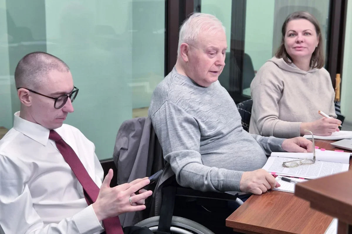 Mark Kuperman (C) in court. Photo: <a href="https://t.me/zapravarf/3431">ZPCH</a> / Telegram