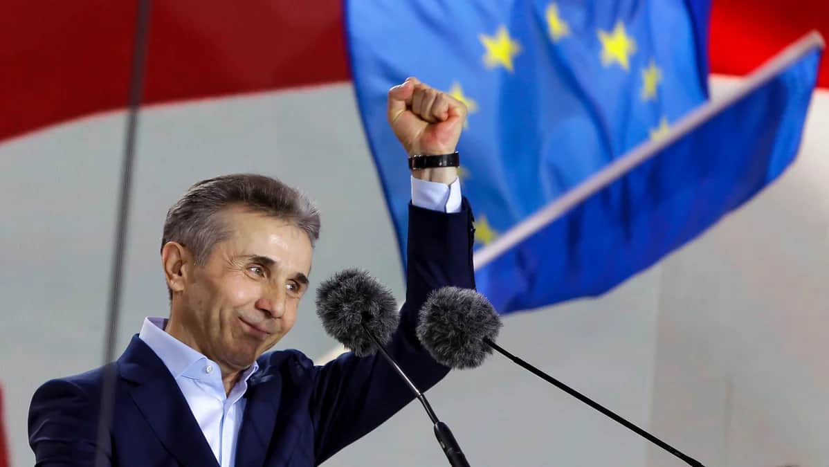 Миллиардер Бидзина Иванишвили, лидер созданной им партии «Грузинская мечта», приветствует участников митинга в поддержку «российского закона» в Тбилиси, Грузия, 29 апреля 2024 года. Фото: Shakh Aivazov / AP Photo / Scanpix / LETA