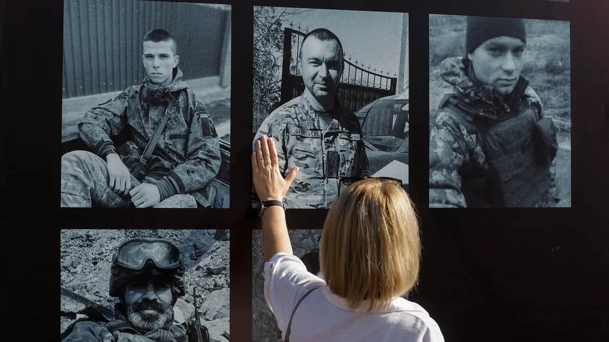A woman honours the victims of the Olenivka prison camp explosion, in which over 50 people were killed, at a rally held on Independence Square in Kyiv, 28 July 2024. Photo: EPA-EFE/SERGEY DOLZHENKO