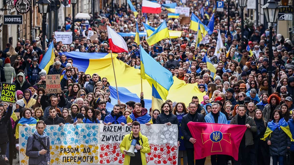 Марш «Вместе за победу» в Кракове, Польша, 24 февраля 2024 года. Фото: Beata Zawrzel / NurPhoto / Getty Images