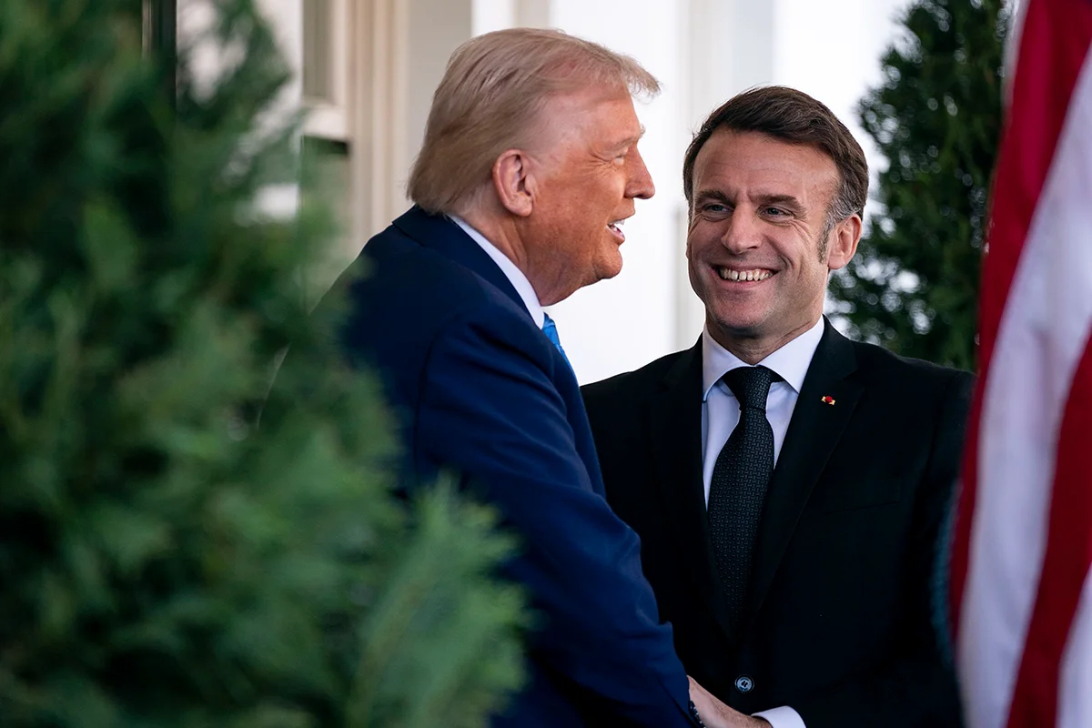 Дональд Трамп приветствует президента Франции Эммануэля Макрона у западного крыла Белого дома в Вашингтоне, округ Колумбия, США, 24 февраля 2025 года. Фото: Bonnie Cash / EPA-EFE