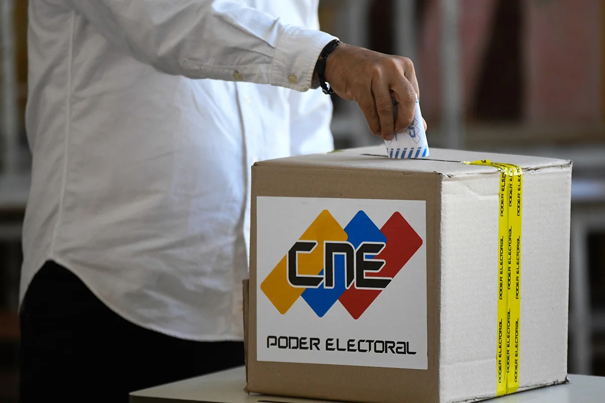 Человек отдает голос во время референдума о суверенитете территории Эссекибо, находящейся в споре с Гайаной, в Каракасе, Венесуэла, 3 декабря 2023 года. Фото: Mariela Lopez / Anadolu / Getty Images