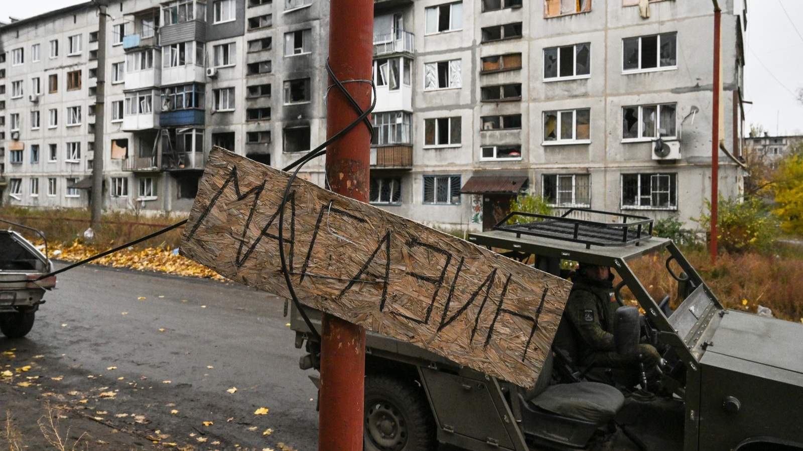 Российские военные на фоне разрушенного жилого дома в Селидово. Донецкая область, Украина. 27 октября 2025 года. Фото: Станислав Красильников / Спутник / Profimedia<br>