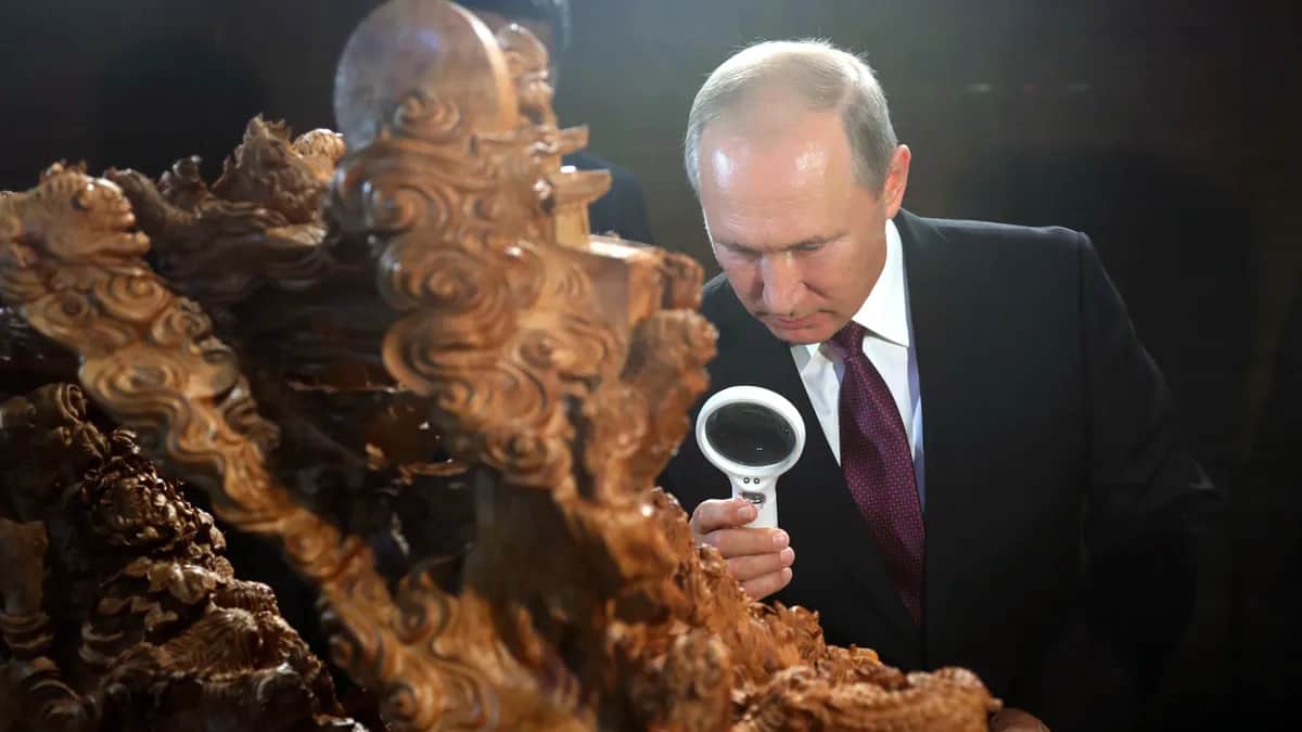 Vladimir Putin visits an exhibition during the 2017 BRICS Summit in Xiamen, China, 3 September 2017. Photo: EPA-EFE/MICHAEL KLIMENTYEV/SPUTNIK /KREMLIN POOL/POOL