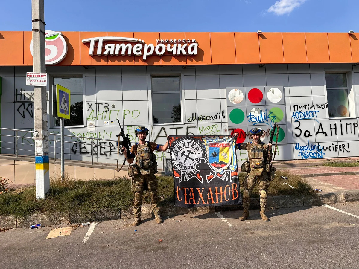 Виталий «Нанаец» Овчаренко (слева) в Судже, Курская область, сентябрь 2024 года. Фото: @Vit_Ovchar / <a data-sk="tooltip_parent" data-stringify-link="https://x.com/Vit_Ovchar/status/1830636539522461972" href="https://x.com/Vit_Ovchar/status/1830636539522461972" rel="noopener noreferrer" target="_blank">X</a>