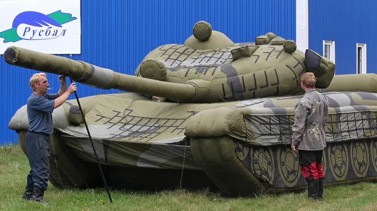 Надувная копия российского танка во время презентации на заводе «Русбал» в Хотьково, Россия, 25 августа 2010 года. Фото: Сергей Ильницкий / EPA