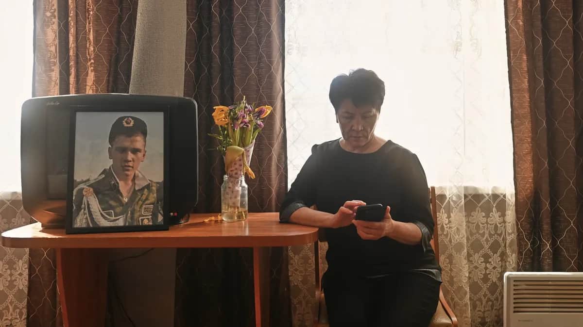 Нурзия и портрет младшего сына Ришата. Фото: Евгений Куликов