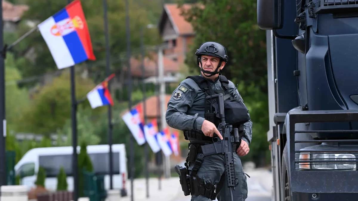 Косовский полицейский патрулирует окрестности деревни Баньска, 27 сентября 2023 года. Фото: EPA-EFE / GEORGI LICOVSKI