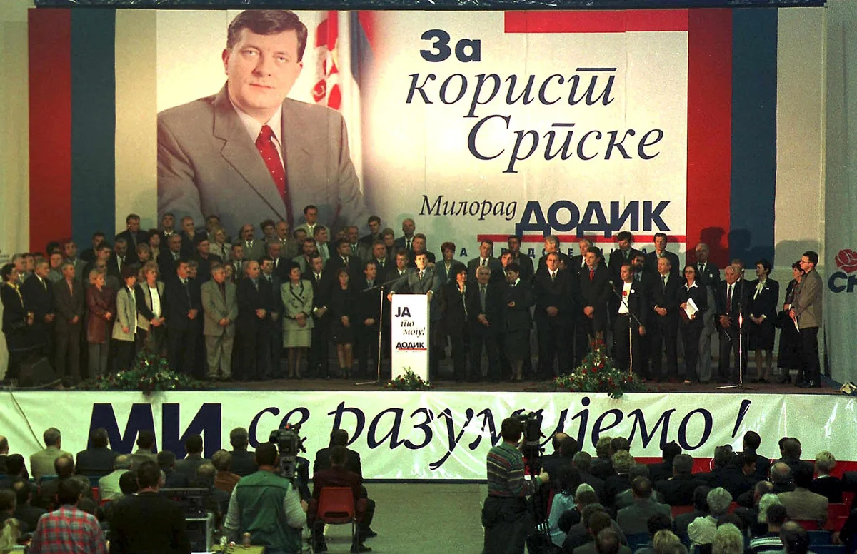 Премьер-министр Республики Сербской и лидер Партии независимых социал-демократов (СНСД) Милорад Додик (в центре у микрофона) и члены партии во время съезда СНСД в Баня-Луке, 7 октября 2000 года. Фото: Drago Vejnovic / EPA-EFE