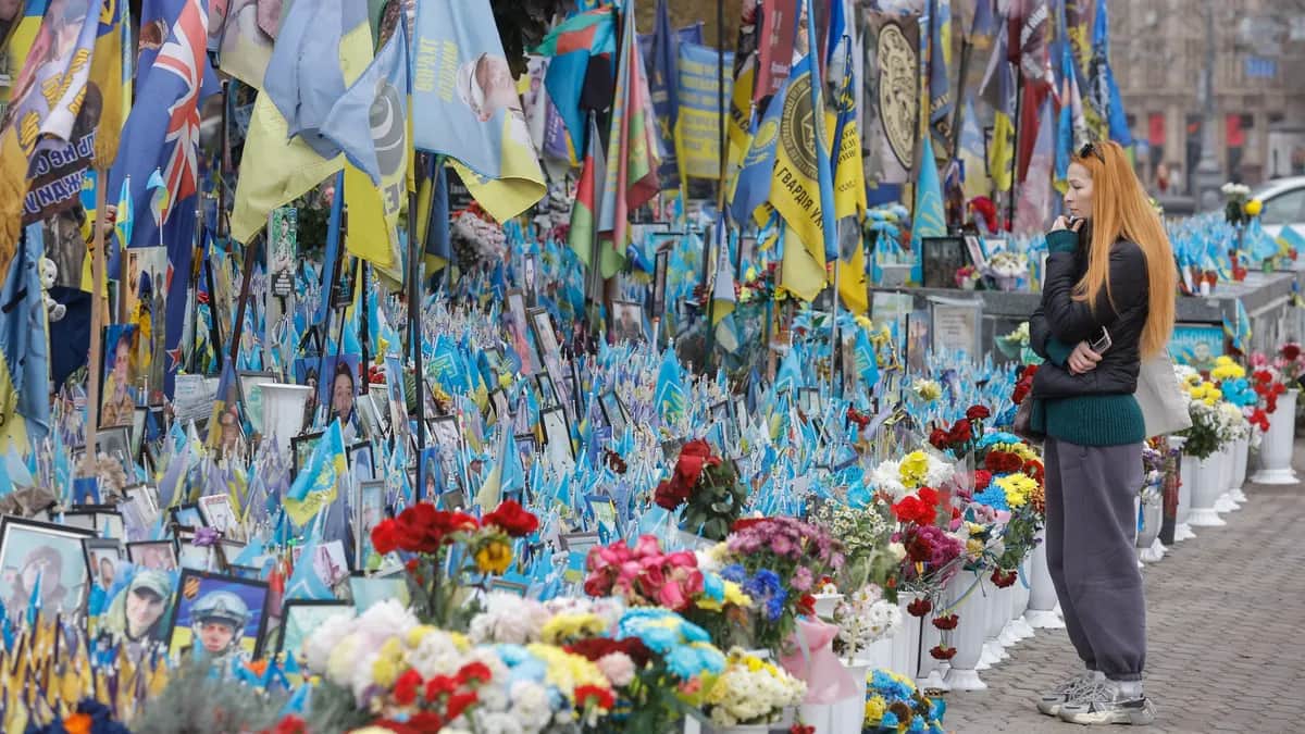 A woman visits a makeshift memorial to fallen Ukrainian soldiers and international volunteers on Kyiv’s Independence Square, 27 October 2025. Photo: EPA / SERGEY DOLZHENKO