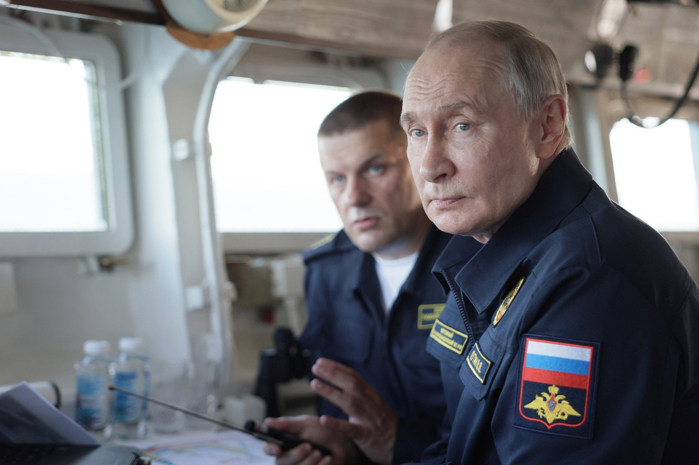 Владимир Путин во время учений Тихоокеанского флота на борту гвардейского ракетного крейсера «Варяг». 12 августа 2026 года. Фото: пресс-служба президента РФ / APA Images / Shutterstock / Rex Features / Vida Press