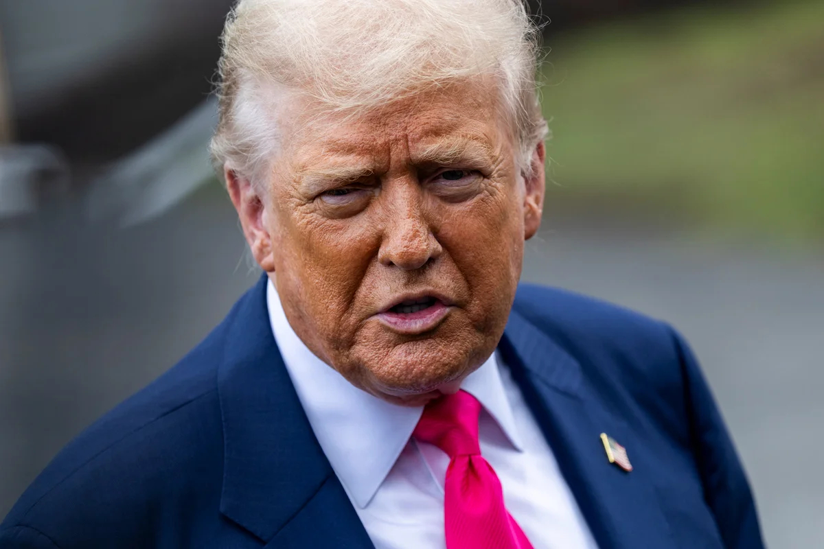 Дональд Трамп отвечает на вопрос журналистов у Белого дома в Вашингтоне, округ Колумбия, США, 15 июля 2025 года. Фото: Shawn Thew / EPA