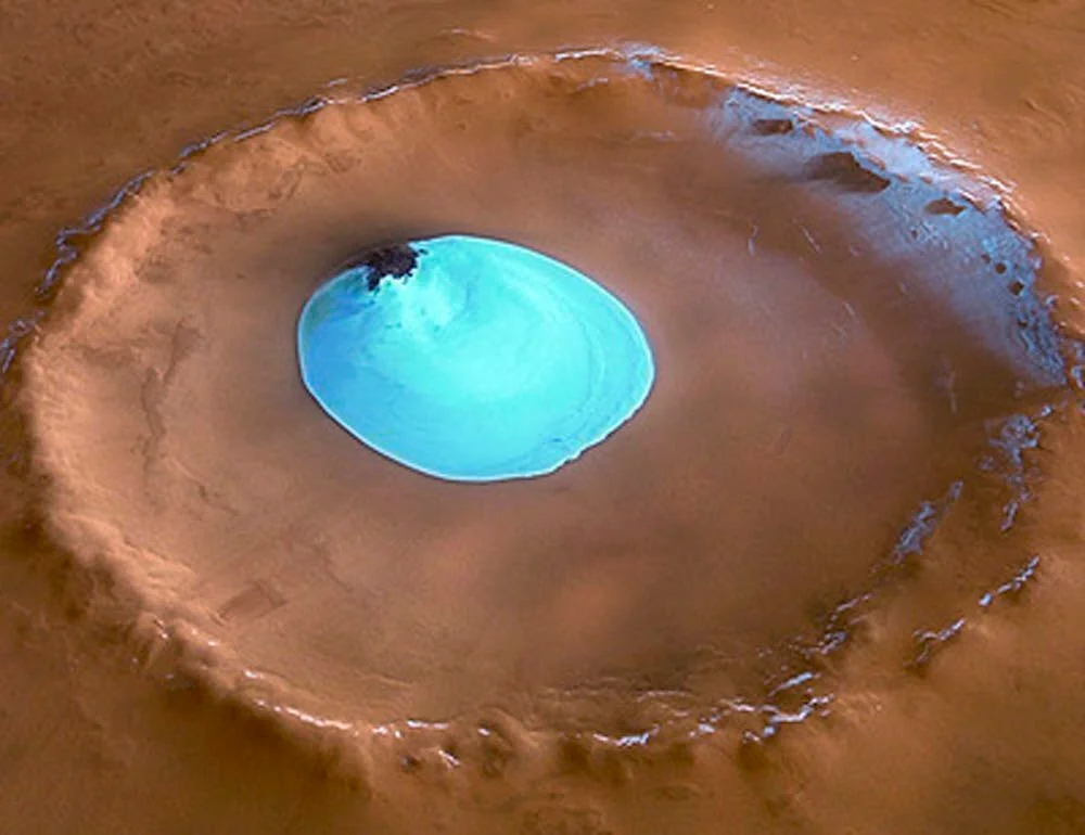 Участок льда на дне кратера Марса. Снимок сделан при помощи зонда Mars Express, 2005 год. Фото, EPA / HO UNDATED IMAGE RELEASED BY THE EUROPEAN SPACE AGENCY