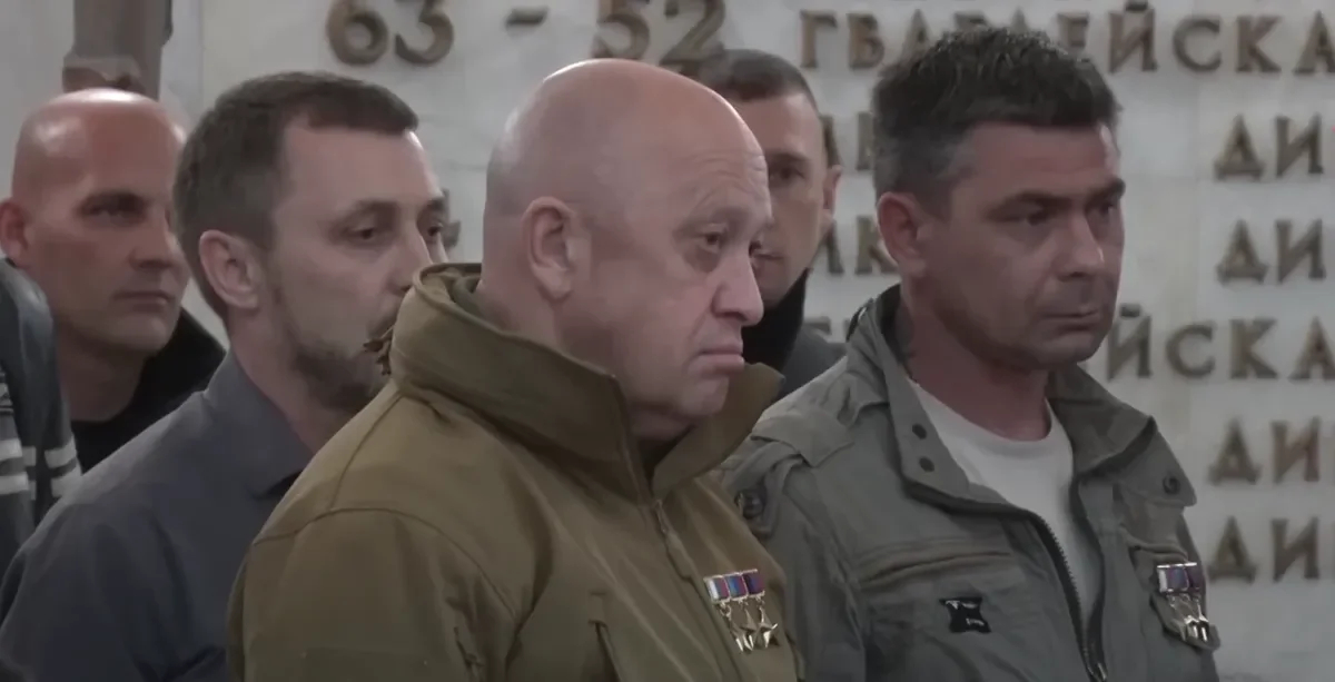 Yevgeny Prigozhin and Anton Yelizarov at the funeral of Alexey Nagin. Photo: <a href="https://www.youtube.com/watch?v=W9DaAEeKyjQ" rel="noopener noreferrer" title="https://www.youtube.com/watch?v=W9DaAEeKyjQ">video</a> screenshot