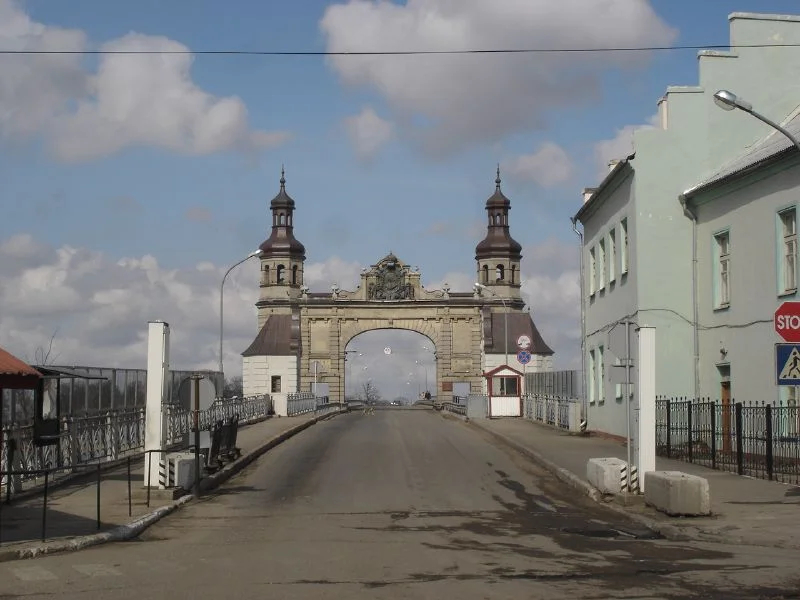 Въезд на пограничный Мост королевы Луизы. Фото: Википедия