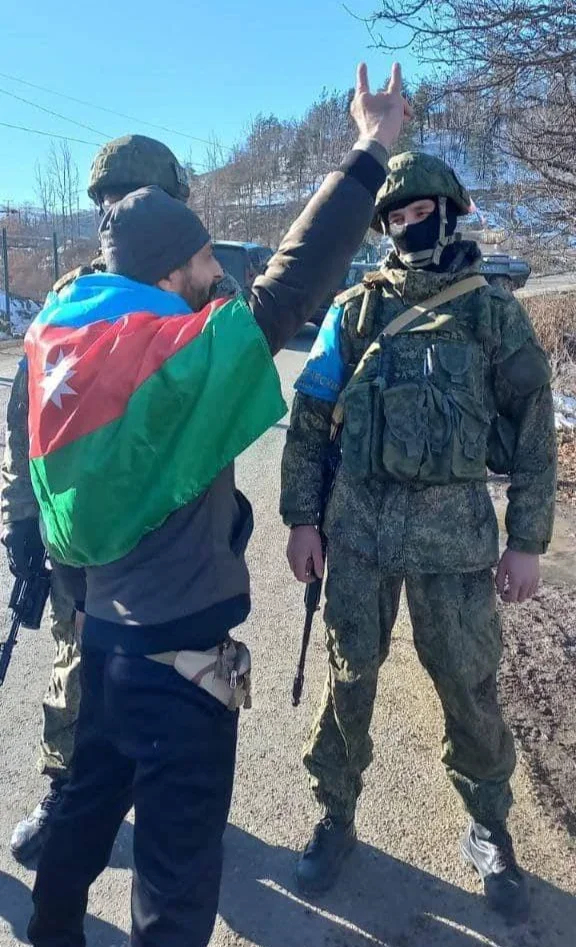 A Russian peacekeeper and an Azerbaijani “ecologist” demonstrating the gesture of Turkish nationalist organisation Grey Wolves. The Lachin corridor, December 2022. Photo: Telegram
