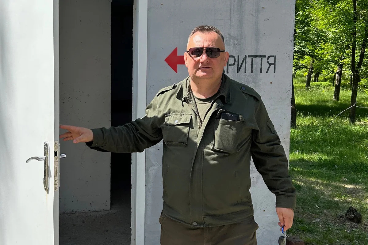 Руслан Биленко возле уличного укрытия, май 2024 года. Фото Дмитрия Дурнева
