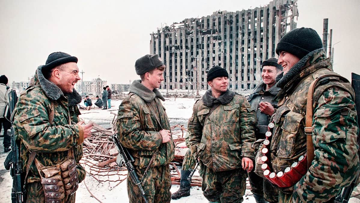 Российские солдаты разговаривают друг с другом возле руин президентского дворца в Грозном, 26 февраля 1996 года. Фото: Александр Неменов / AFP / Scanpix / LETA