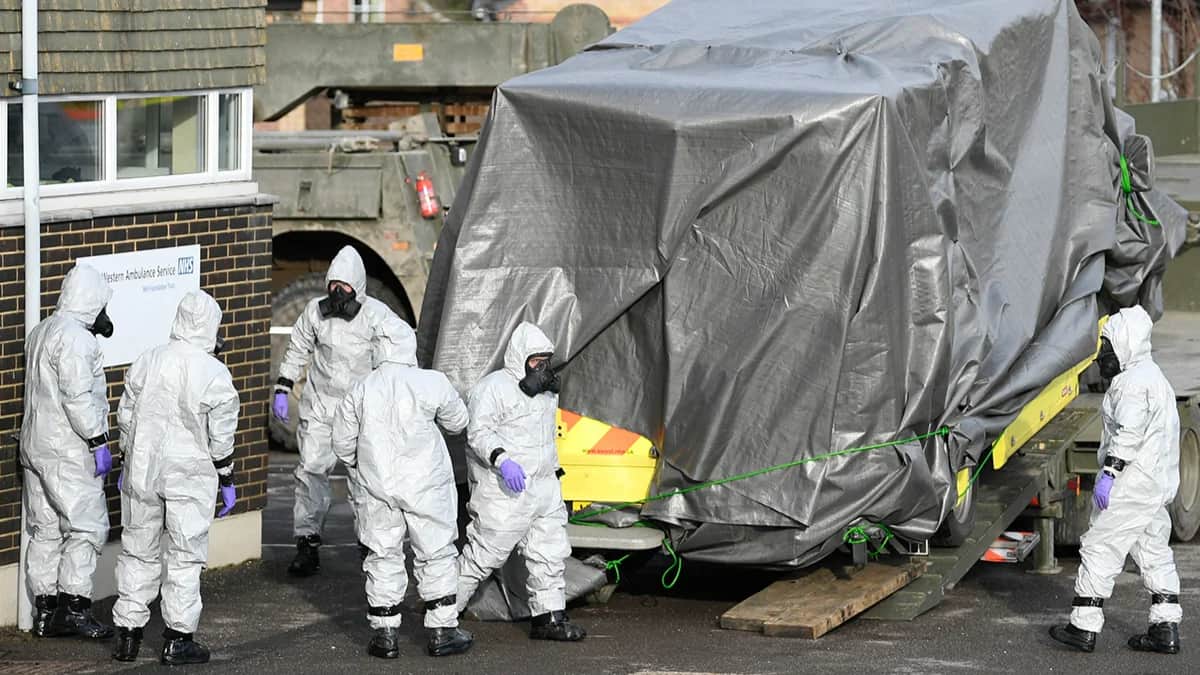 Военнослужащие в защитных костюмах увозят машину со станции скорой помощи в Солсбери, 10 марта 2018 года. Фото: Neil Hall / EPA-EFE