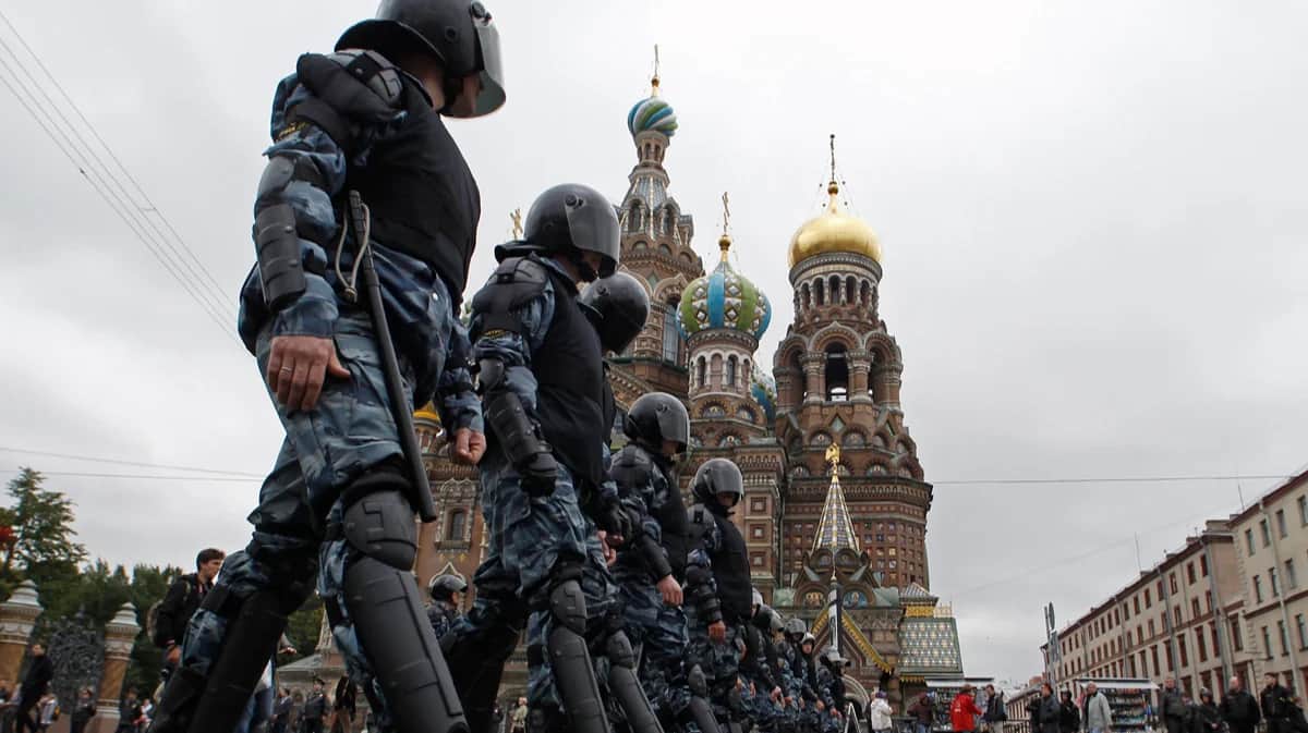 Омоновцы в оцеплении во время митинга у храма Спаса на Крови в Санкт-Петербурге, 15 сентября 2012 года. Фото: Александр Демьянчук / Reuters / Scanpix / LETA
