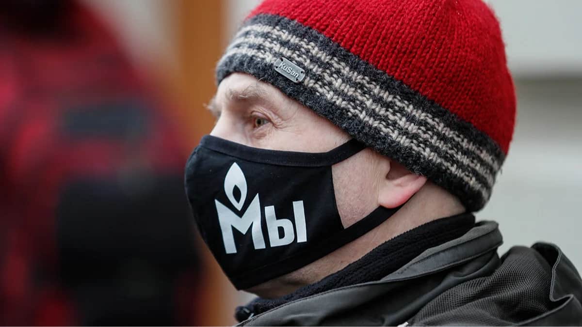 У здания Верховного суда России во время слушаний по делу «Международного Мемориала» в Москве, Россия, 14 декабря 2021 года. Фото: Юрий Кочетков / EPA