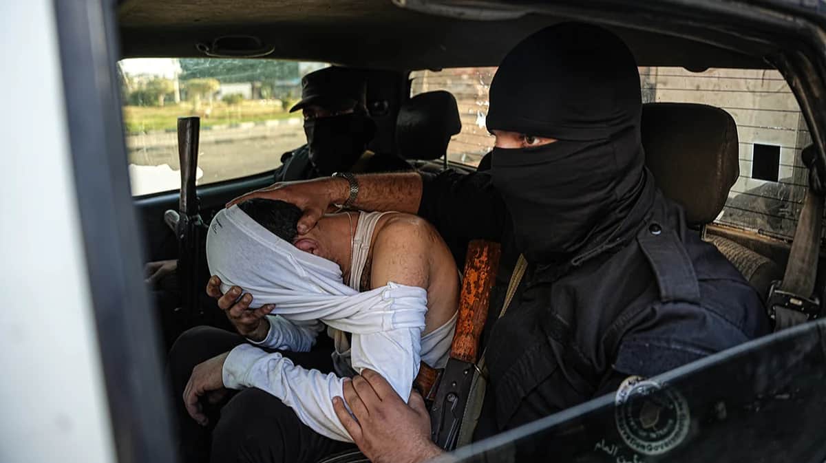 Сирийские силы безопасности задержали мужчину, предположительно бывшего сторонника сирийского режима, Латакия, Сирия, 8 марта 2025 года. Фото: Mohamad Daboul / EPA-EFE